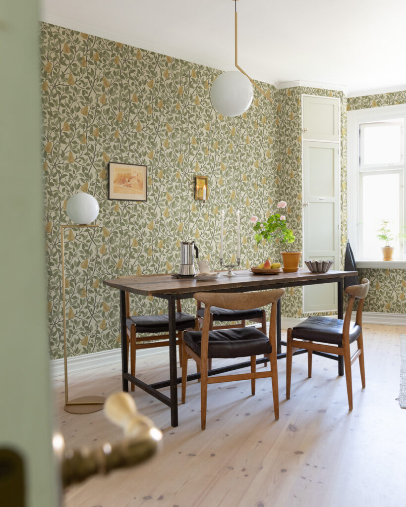 Wallpaper featuring beautiful foliage and pears in a kitchen with a dining table