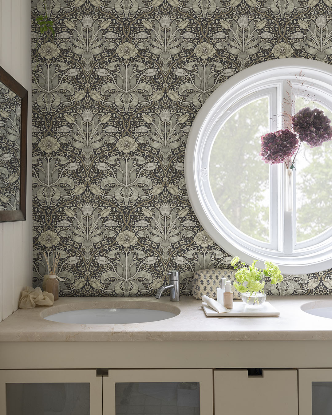 badrum med blommig tapet med tulpaner i olika blå nyanser