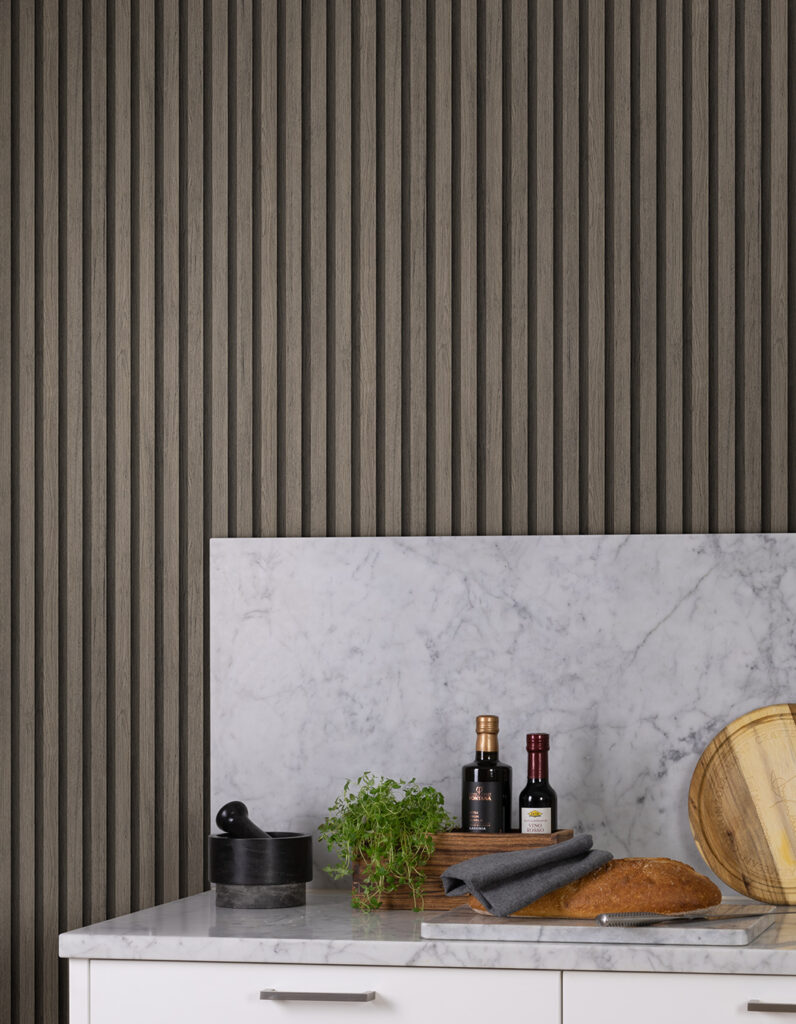 kök med tapet som ser ut som träpanel