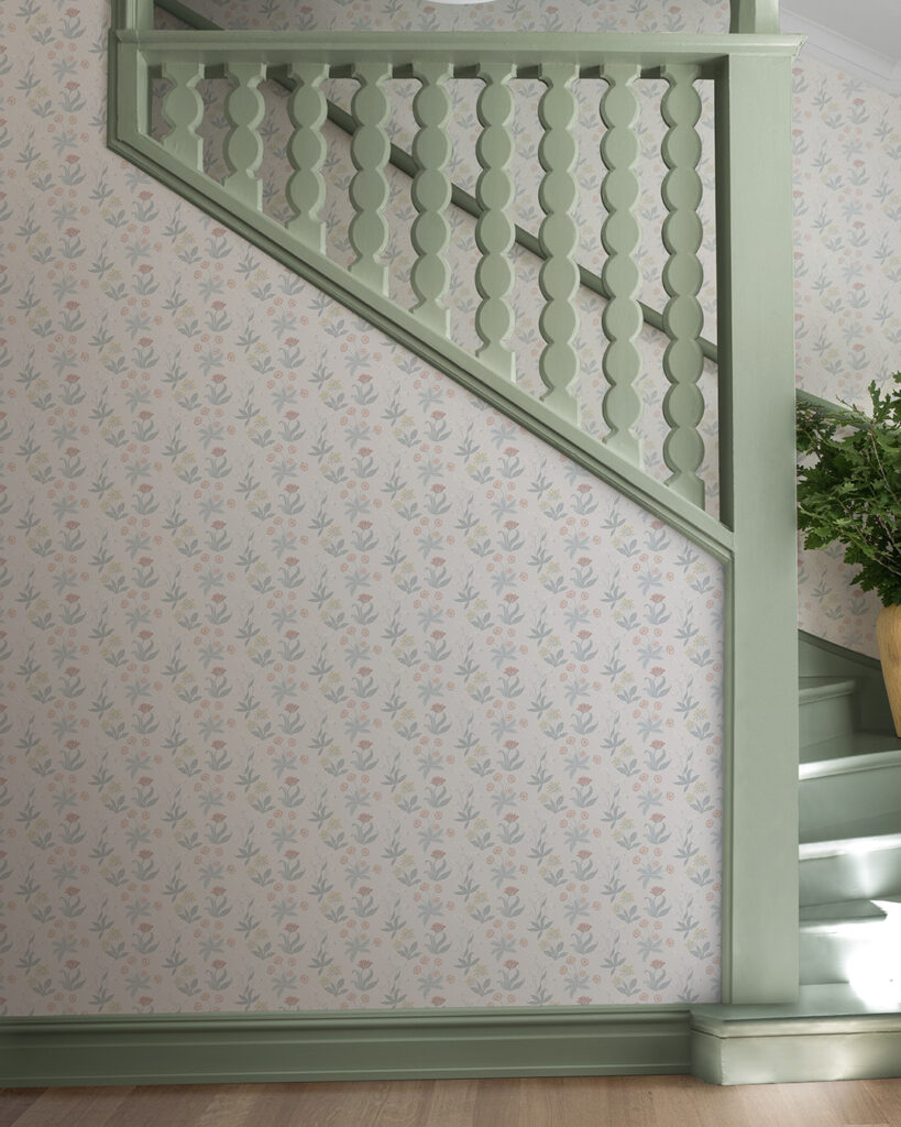 Tapet med beige botten och blommor vid en grön tappa i en hall