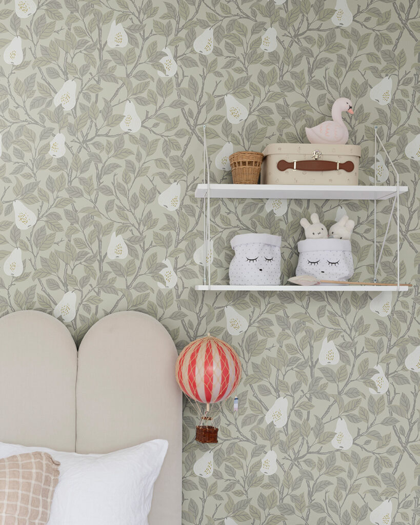 Beige tapet med päron i ett barnrum med en vit hylla