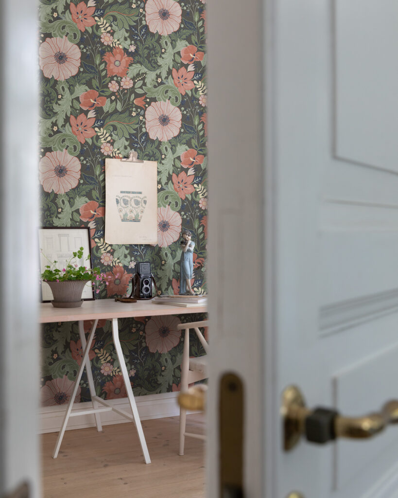 Tapet med blommor i olika färger i ett kontor