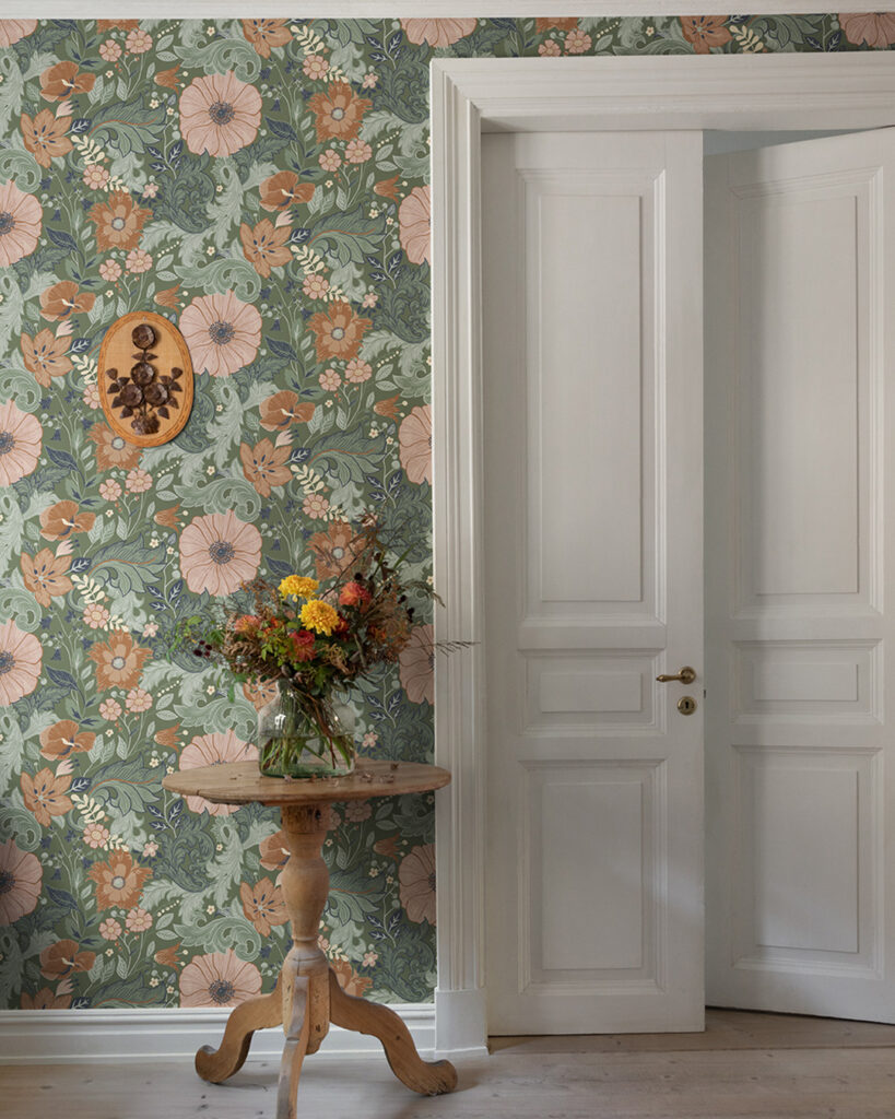 Grön tapet med rosa och röda blommor i en hall med vita taklister