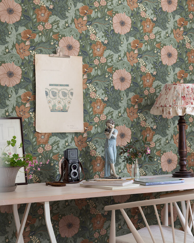 Grön tapet med ett botaniskt mönster av blommor i rosa och gröna blad