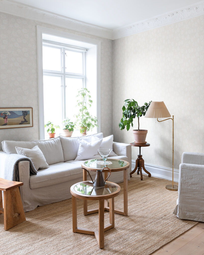 Ljust vardagsrum med beigevit blommig tapet