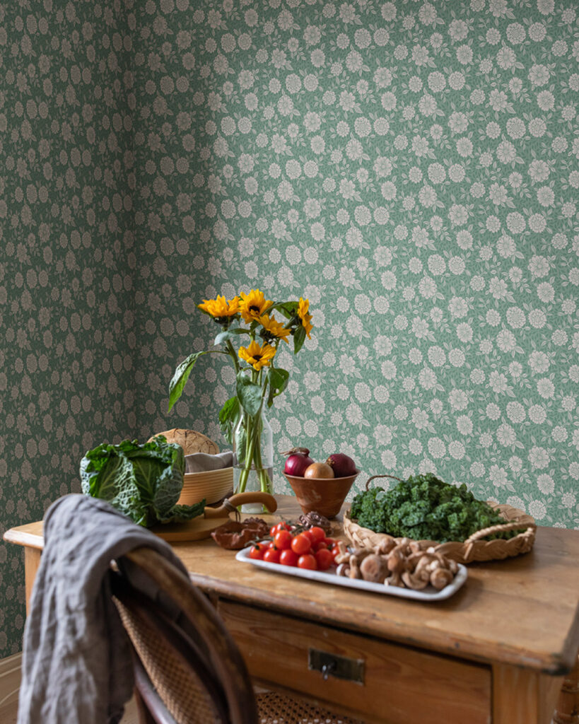 Grön kökstapet med ljusa blommor