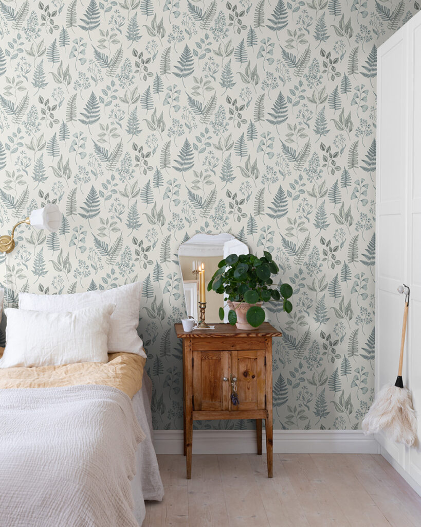 Beige tapet med mörkgröna blommor i ett sovrum med vita tak och golvlister