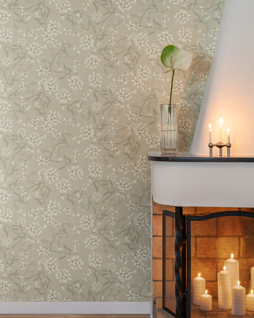 Tapet med tunna blommor i vitt med beige botten i ett vardagsrum med tända ljus