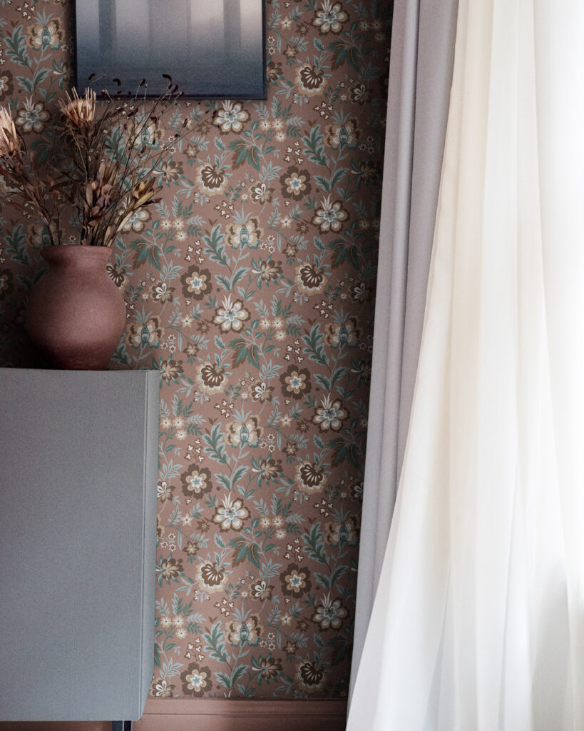 brun tapet med blommor med vita transparenta gardiner