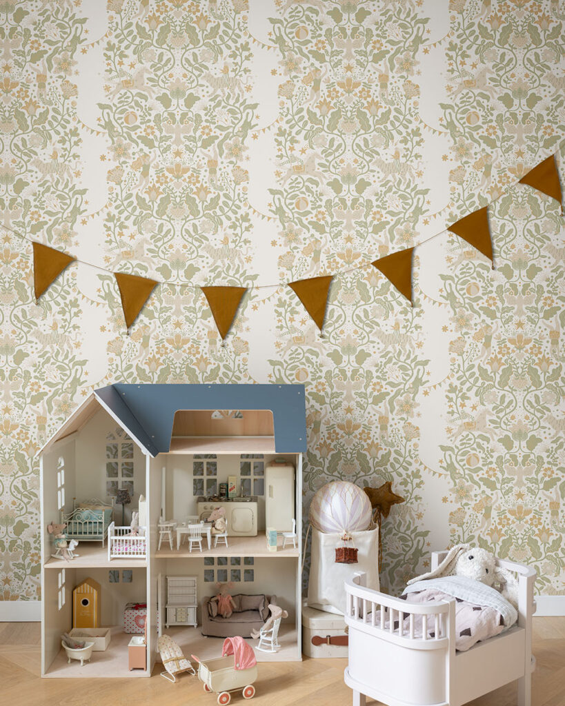 grön beige tapet med blommor i ett barnrum med ett dockhus och leksaker