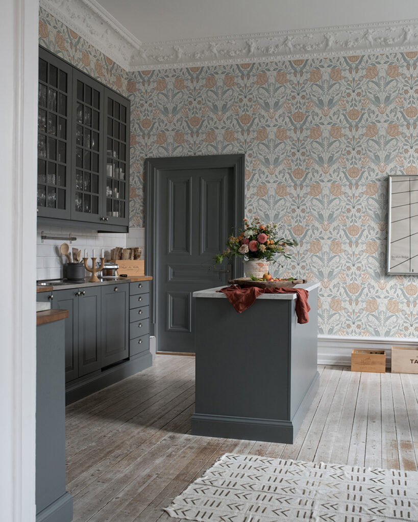 Light-colored wallpaper with pink and blue flowers in the kitchen