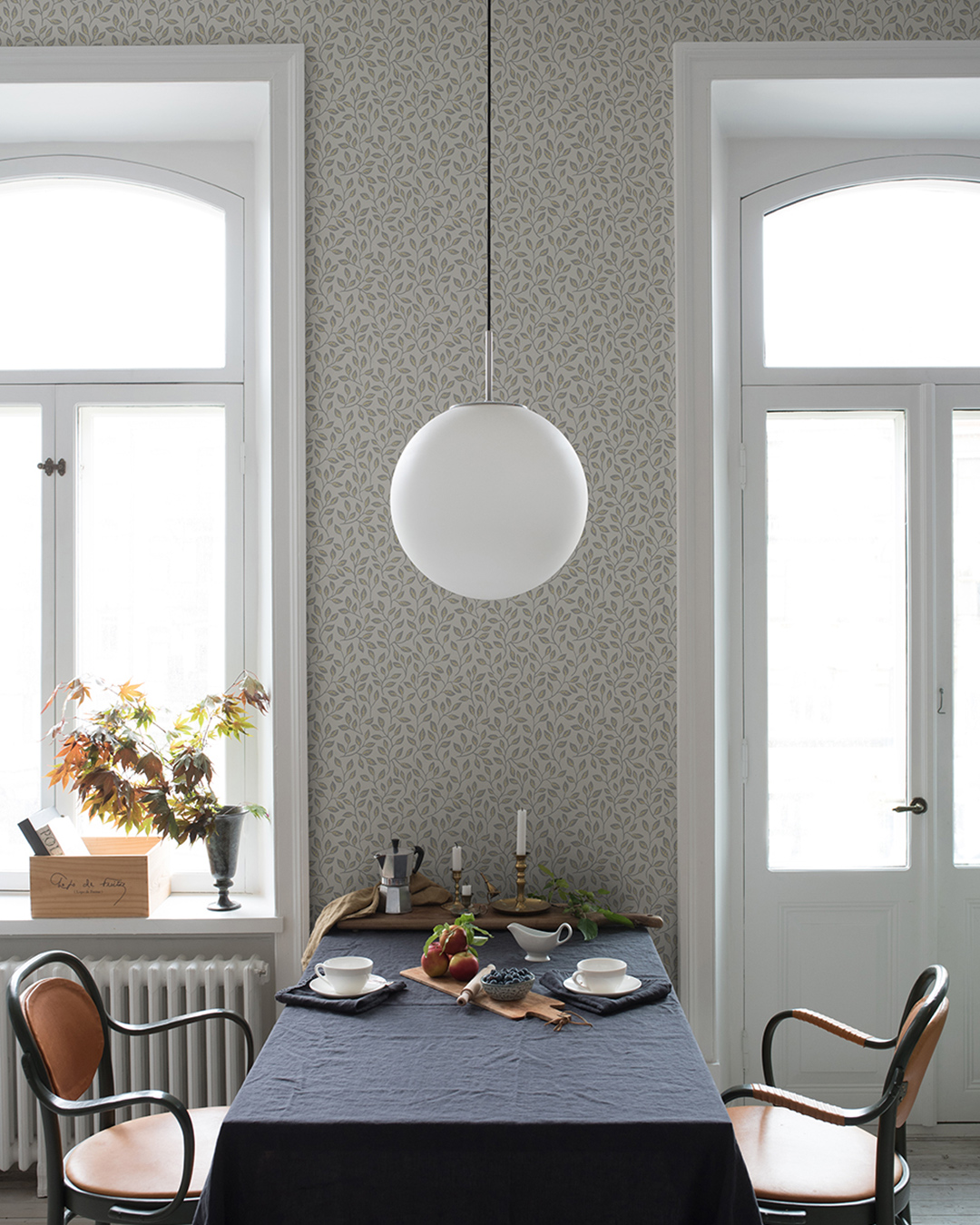 Beige, småmönstrad bladtapet i ett kök