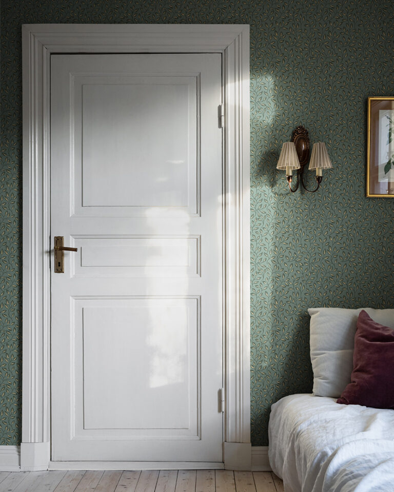 English country-style wallpaper with a green leaf pattern