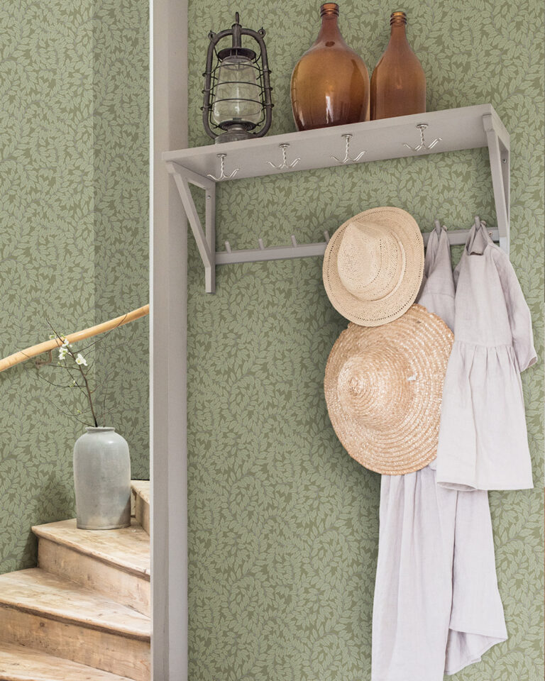 Green wallpaper with leaves in the entryway