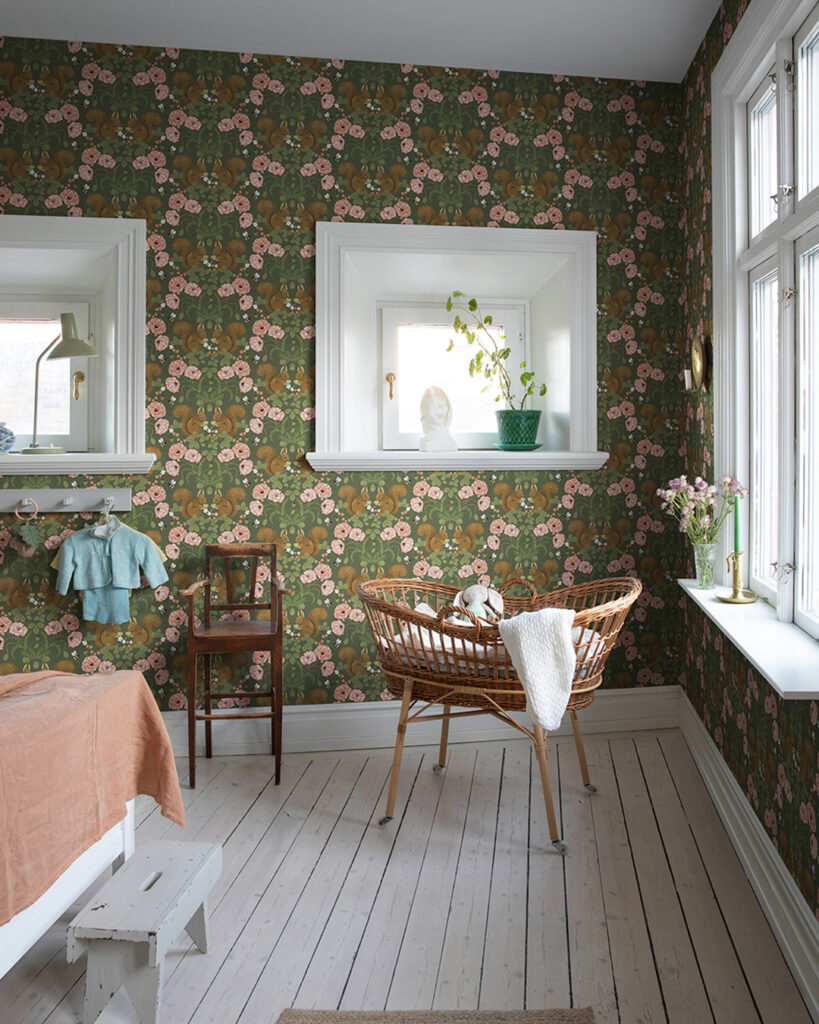 Grön barntapet med blommor och ekorrar