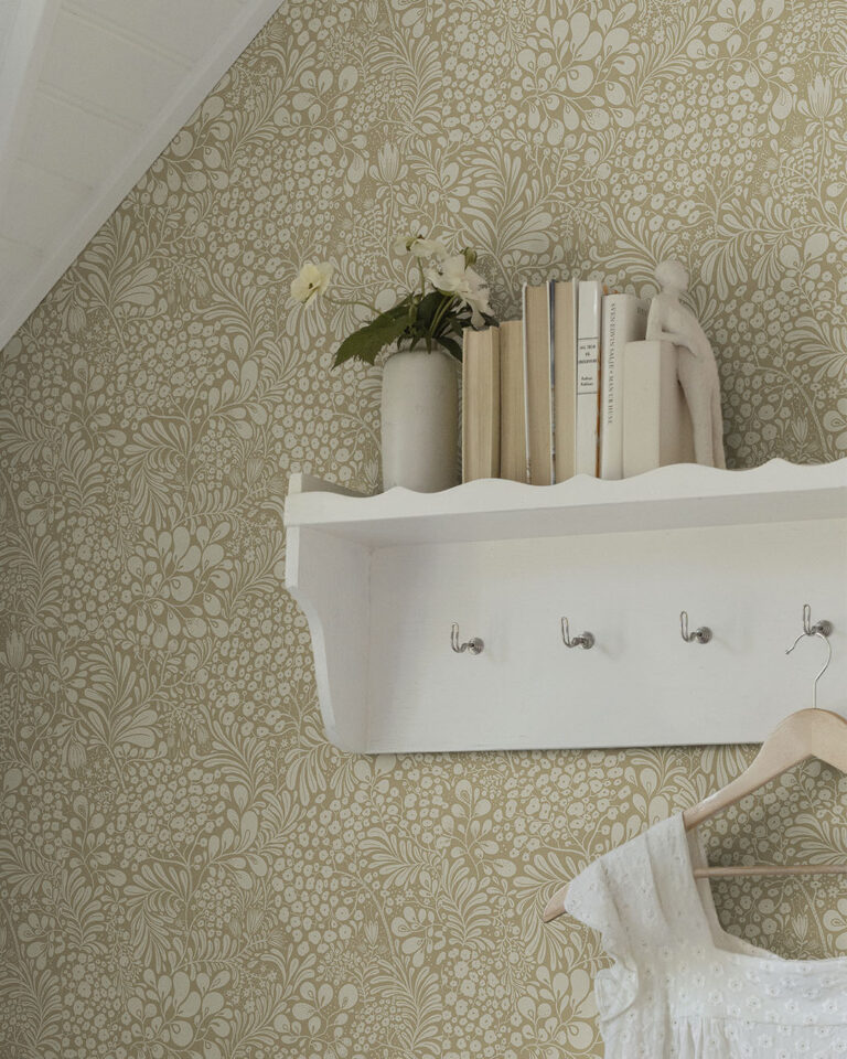 Floral wallpaper in nougat in an office behind a white shelf
