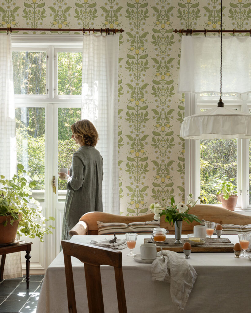 gammaldagstapet med rosor i kök