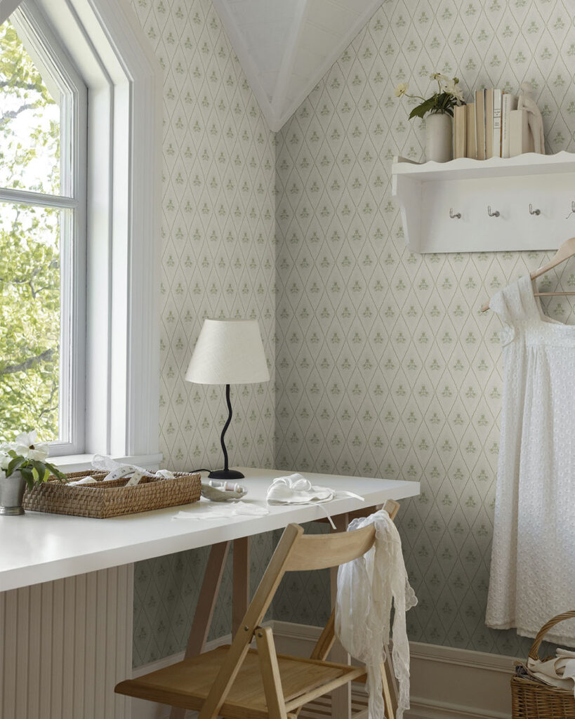 White wallpaper with a lattice pattern in an office with a white desk
