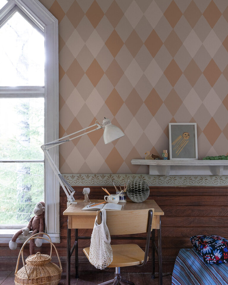 Barntapeten kalas i rosa färgställning i ett barnrum bakom ett skrivbord med en vit lampa på