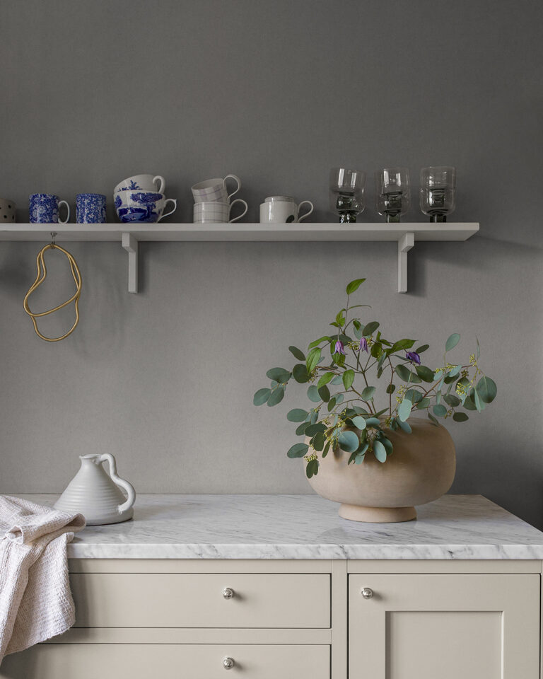 Grå tapet i ett kök med marmor och en vit hylla