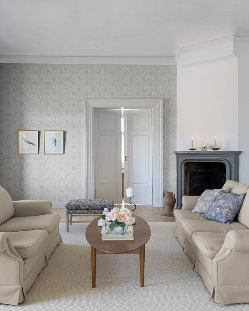 Ljus neutral tapet i vardagsrum designad av mönsterskaparen William Morris.