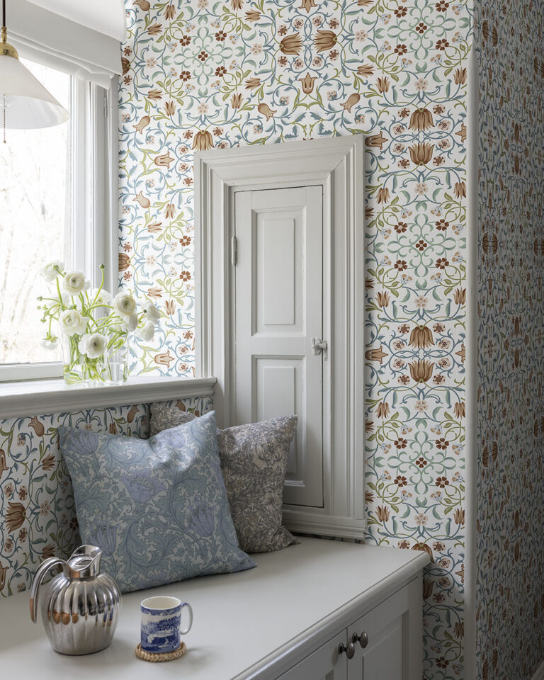 Ljus william morris tapet med sirligt blommönster i kök