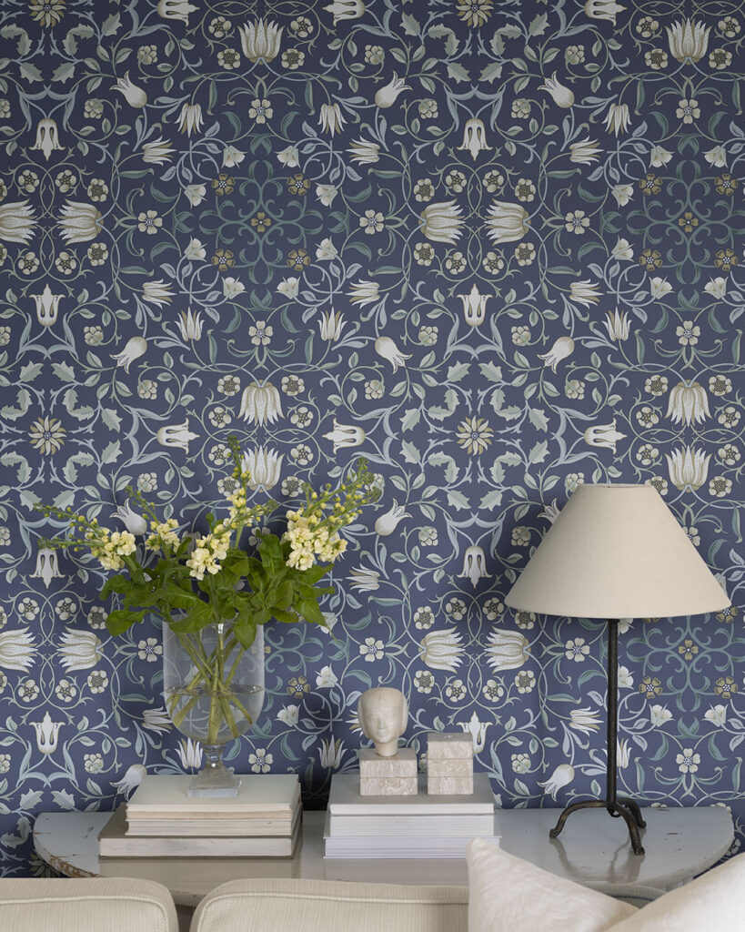 Mörkblå william morris tapet med blommor. No 1 Holland Park