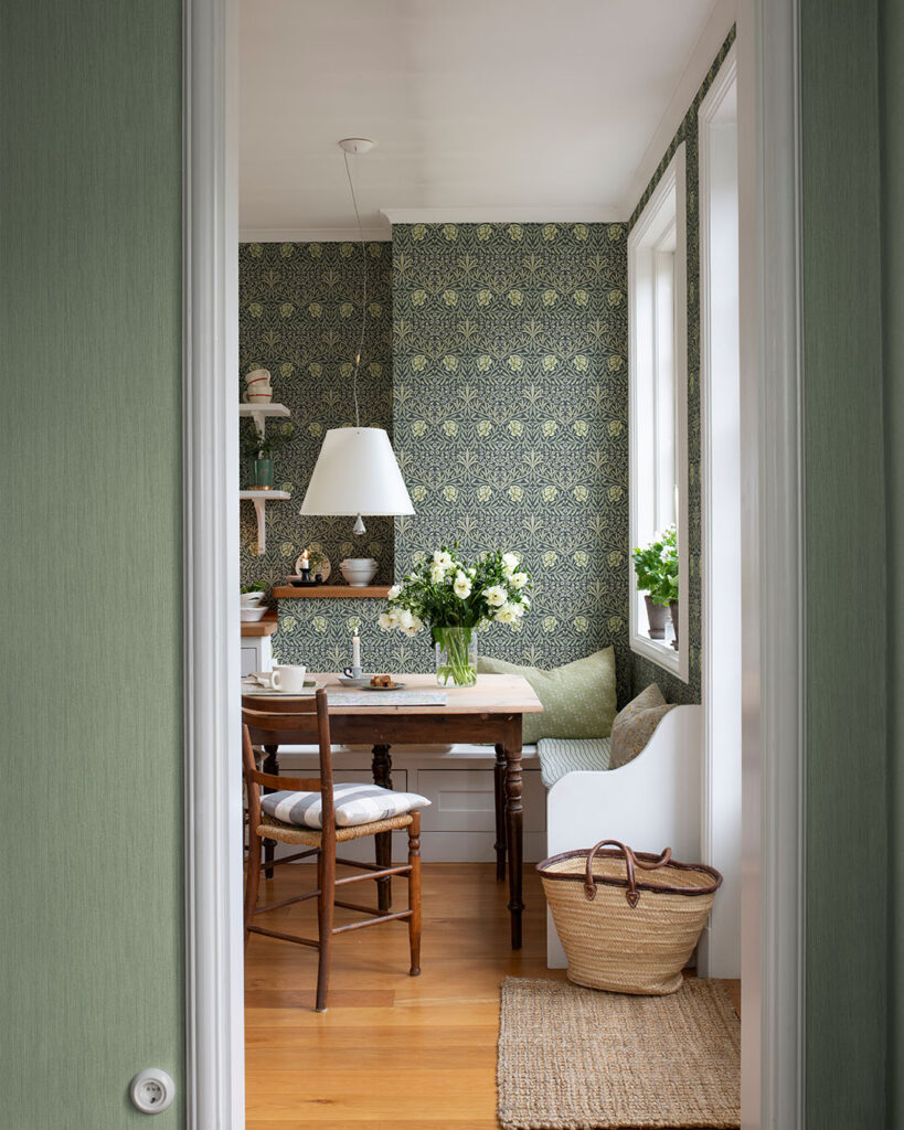 kök med blommig William Morris tapet i blått och grönt