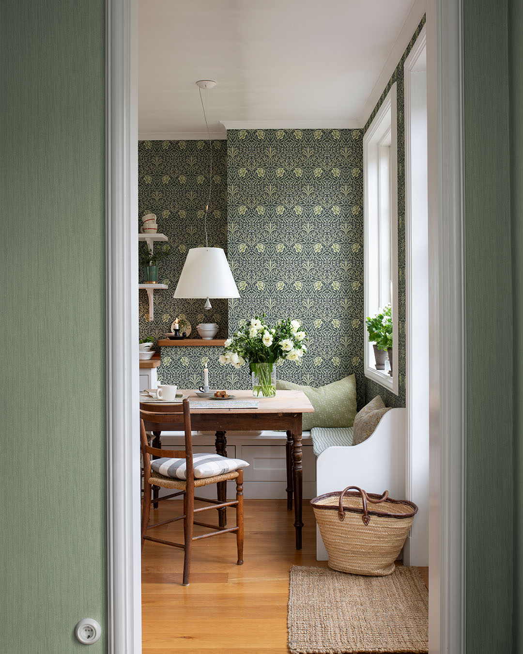 kök med blommig William Morris tapet i blått och grönt