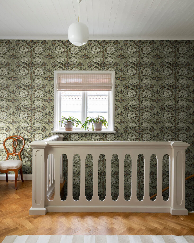 hall ovanför trappa med william morris tapet