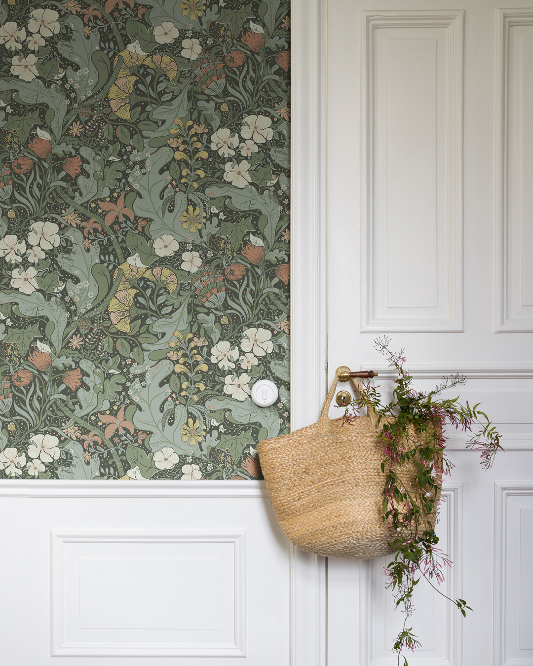 grön tapet med blommor och blad