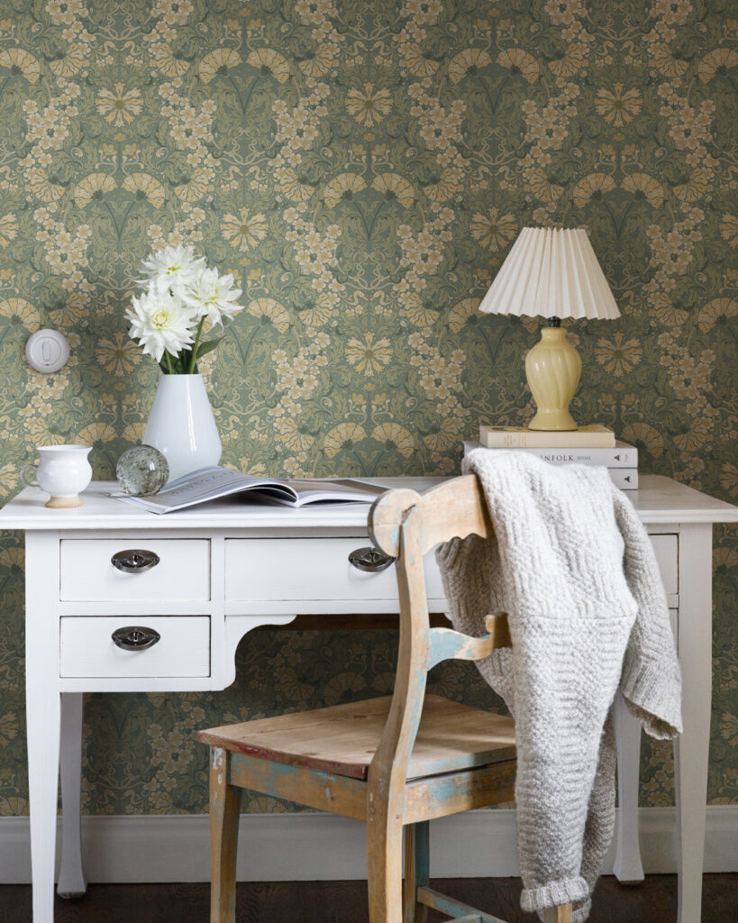 Light-colored wallpaper for the bedroom by Midbec Lina Schnaufer