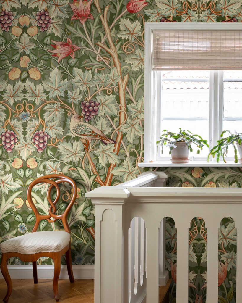 hall och trapp med william morris tapet med växtlighet och fåglar