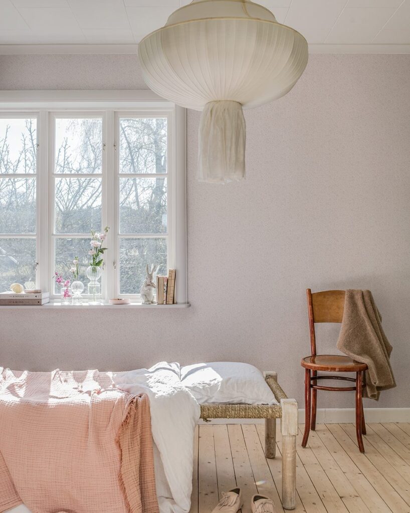rosa enfärgad tapet med smått mönster