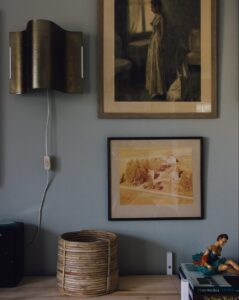 personlig inredning lampa tavla