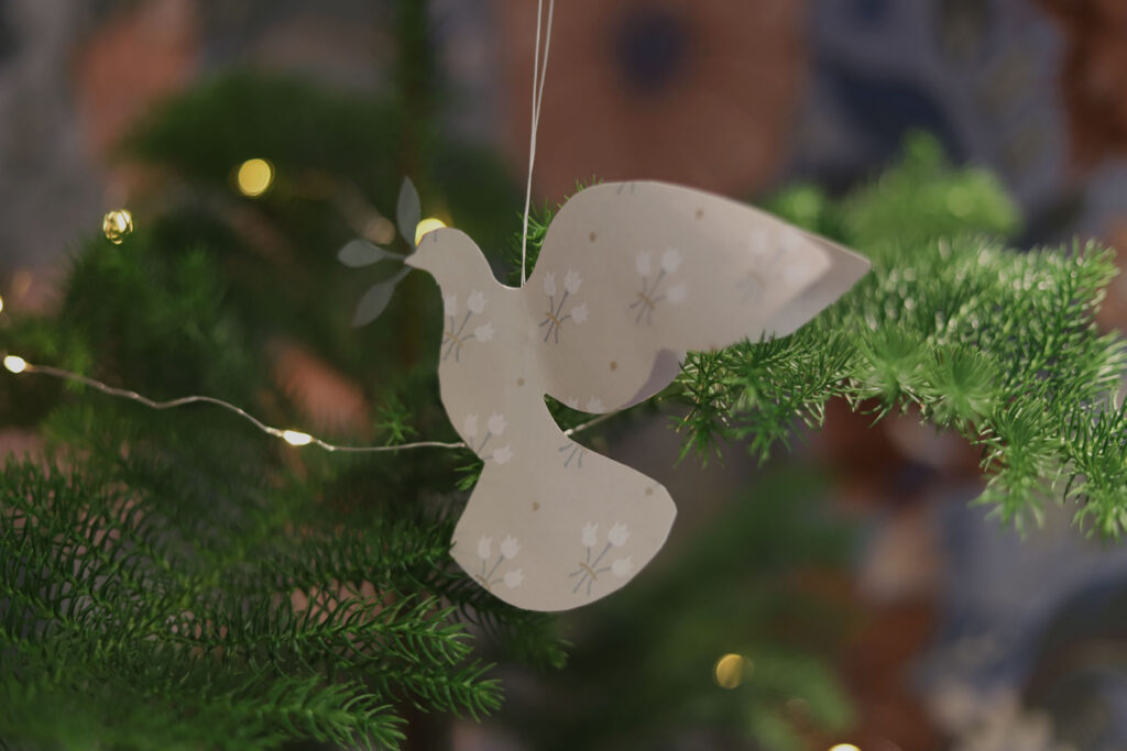 julpyssel pynta gran med diy fågel