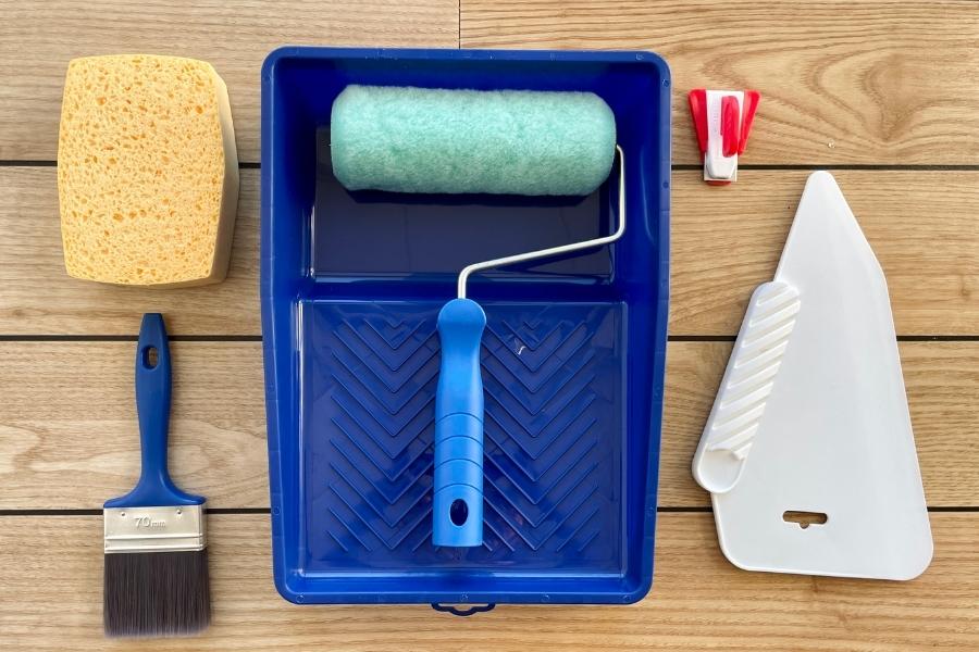 What tools are needed for wallpapering? Wallpaper knife/razor blade, non-woven wallpaper adhesive, wallpaper tool, cellulose sponge, paintbrush, roller, pencil, bucket of clean water, scissors, spirit level, laser or plumb bob, folding ruler, ladder/stool
